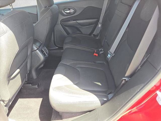 Used 2016 Jeep Cherokee Latitude w/ Comfort & Sound Group FWD image 19