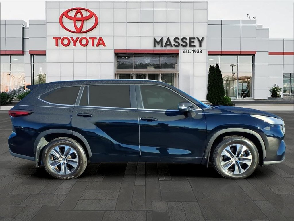 Used 2024 Toyota Highlander XLE FWD image 2