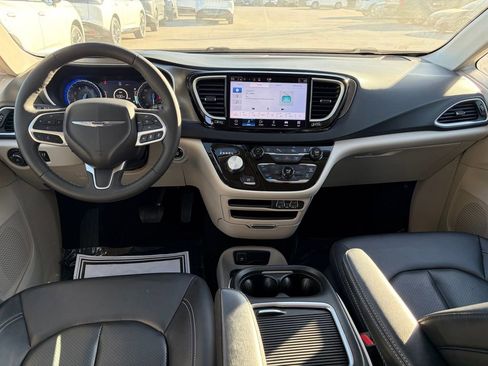 Used 2024 Chrysler Pacifica Touring-L image 23