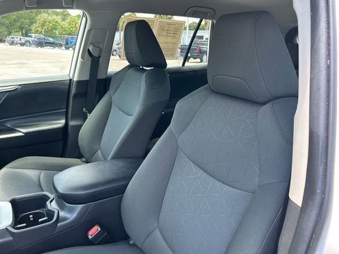 Used 2025 Toyota RAV4 XLE AWD/4WD image 21
