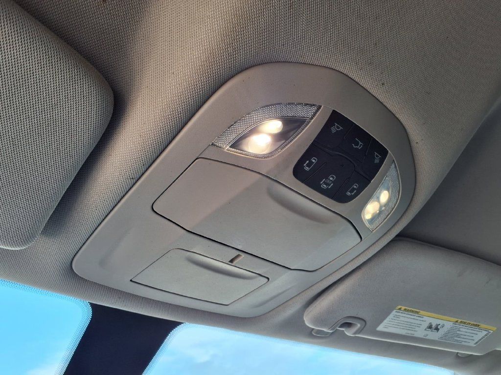 Used 2022 Chrysler Voyager LX FWD image 9