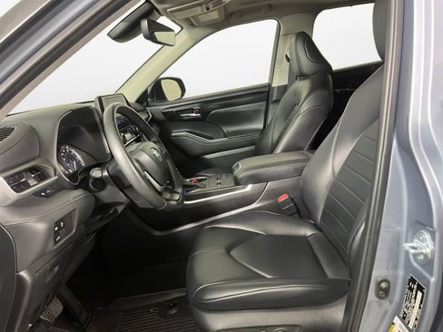 Used 2024 Toyota Highlander XLE image 11