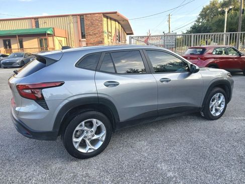 Used 2025 Chevrolet Trax LS w/ LS Convenience Package FWD image 5