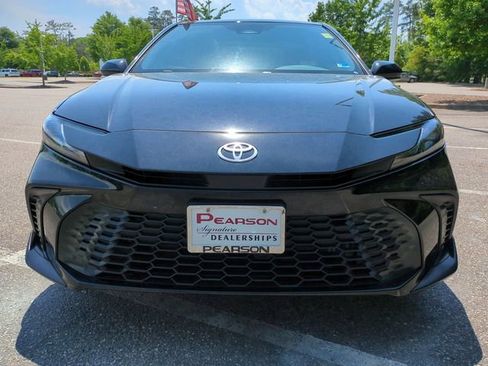 Used 2025 Toyota Camry SE FWD image 9