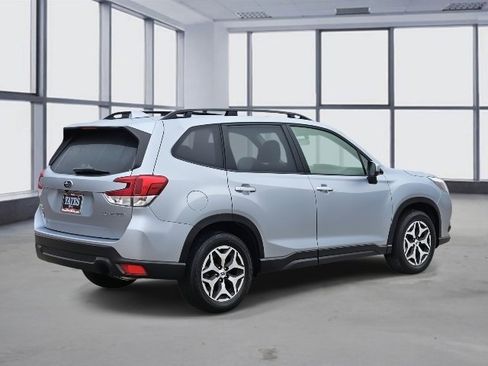 Used 2023 Subaru Forester Premium image 6