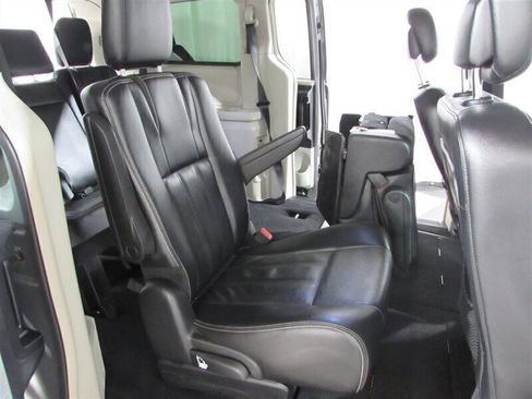 Used 2014 Chrysler Town & Country Touring image 35