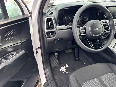Used 2023 Kia Sorento LX image 9