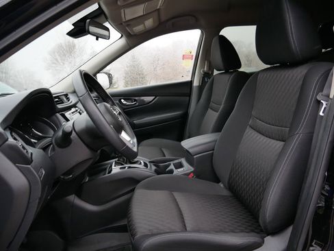 Used 2020 Nissan Rogue SV image 3