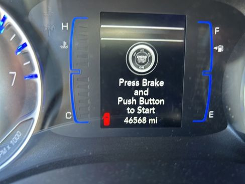 Used 2020 Chrysler Voyager L FWD image 4