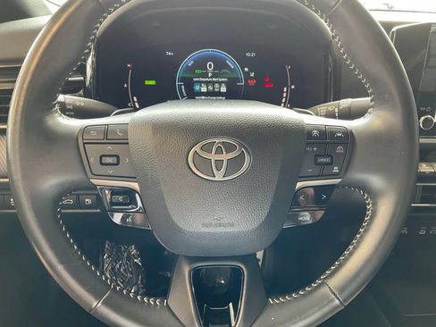 Used 2025 Toyota Camry SE FWD image 11