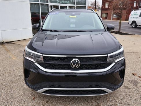 Certified 2022 Volkswagen Taos SE w/ Panoramic Sunroof Package image 8