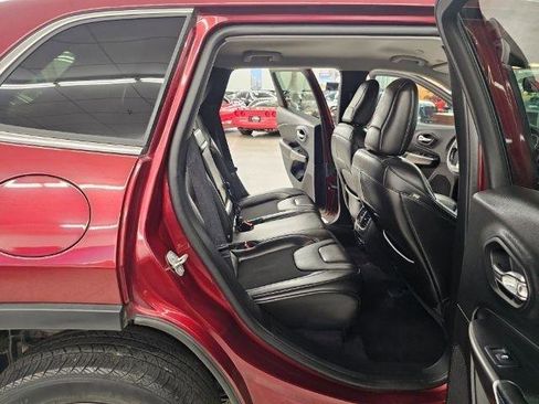 Used 2019 Jeep Cherokee Latitude Plus w/ Comfort/Convenience Group image 37