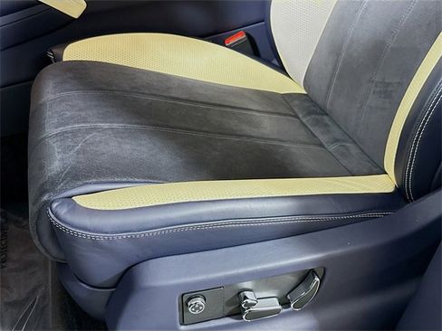 Used 2022 Bentley Bentayga image 22