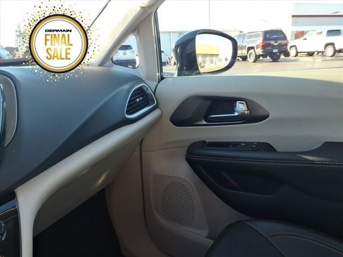 Used 2024 Chrysler Pacifica Touring-L image 19