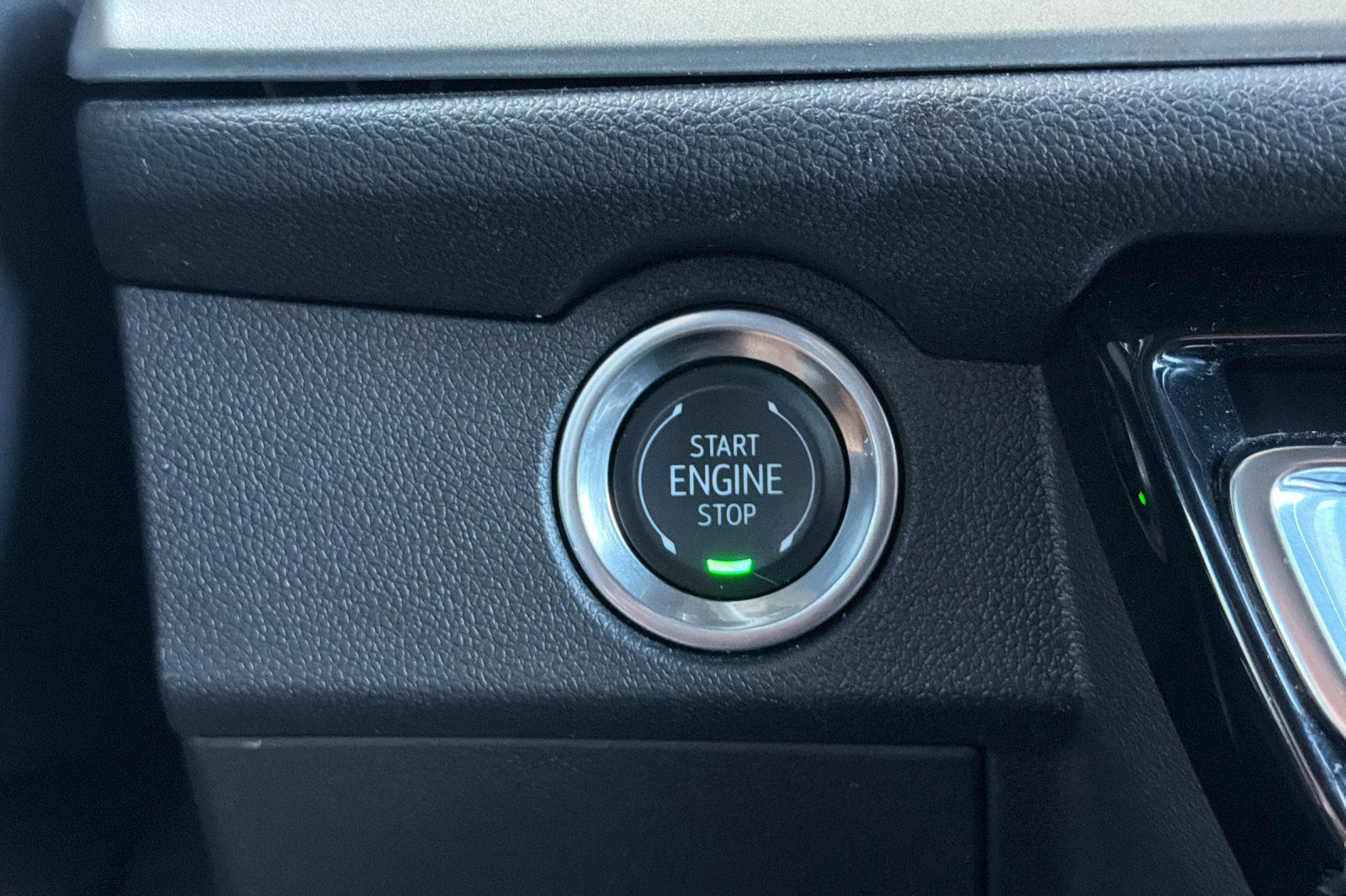 Used 2025 Chevrolet Traverse LT FWD image 29