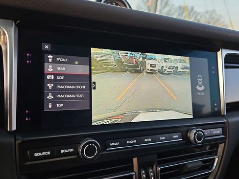 Used 2021 Porsche Macan image 24