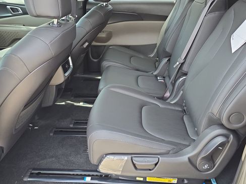 New 2026 Kia Carnival FWD image 16