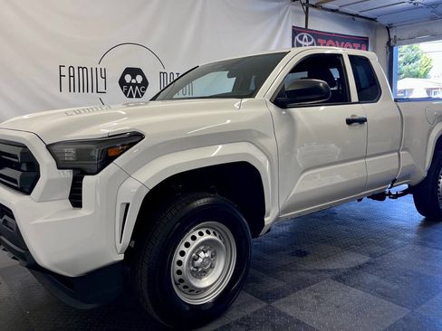 Used 2024 Toyota Tacoma SR image 7