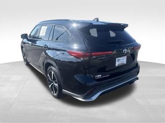 Used 2022 Toyota Highlander XSE FWD video 3