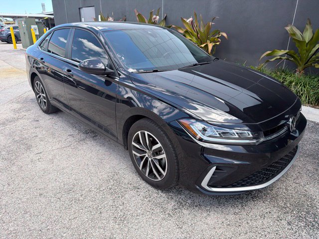 Used 2025 Volkswagen Jetta SE FWD image 4