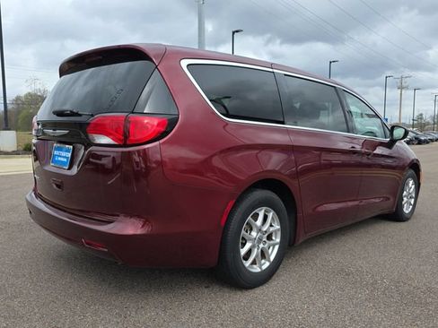 Used 2023 Chrysler Voyager LX FWD image 3