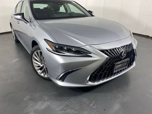 Used 2023 Lexus ES 300h w/ Accessory Package (Z2) FWD image 4