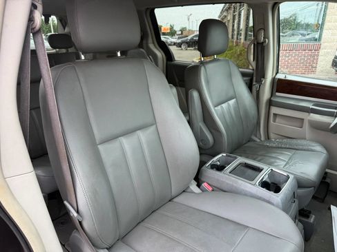 Used 2010 Chrysler Town & Country Touring FWD image 29