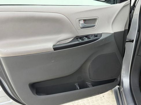 Used 2016 Toyota Sienna LE image 13