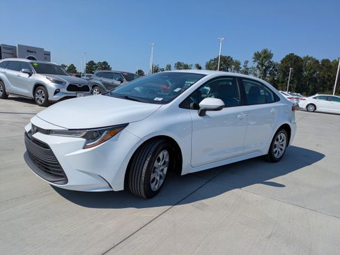 Certified 2023 Toyota Corolla LE image 3