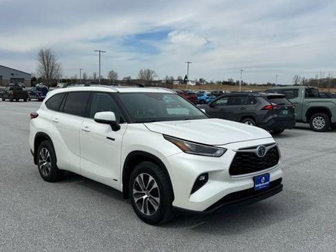 Used 2021 Toyota Highlander XLE image 3
