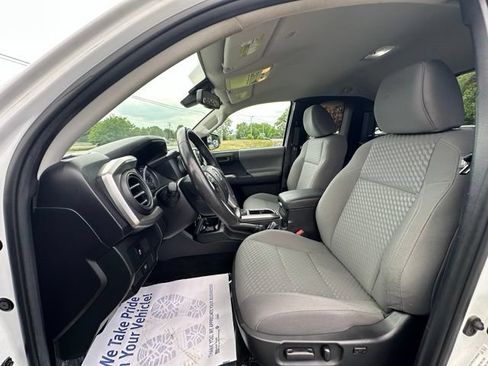 Used 2022 Toyota Tacoma SR5 AWD/4WD image 16