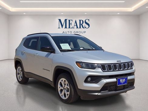 Used 2025 Jeep Compass Latitude AWD/4WD image 7
