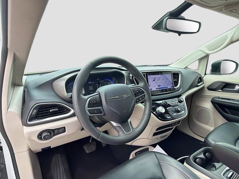 Used 2023 Chrysler Pacifica Touring-L FWD image 11