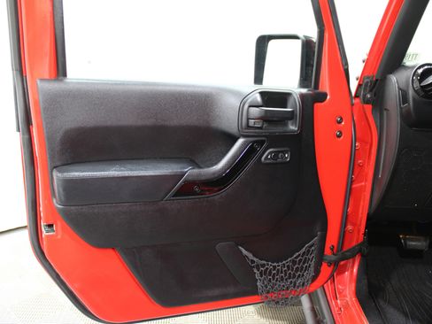 Used 2015 Jeep Wrangler Unlimited Sahara image 5