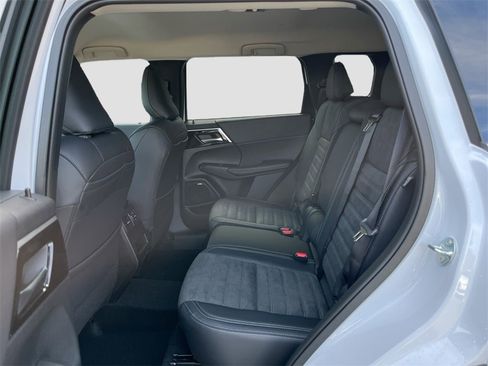 New 2025 Mitsubishi Outlander SE image 26