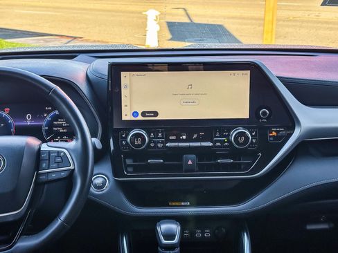 Used 2023 Toyota Highlander Platinum image 16
