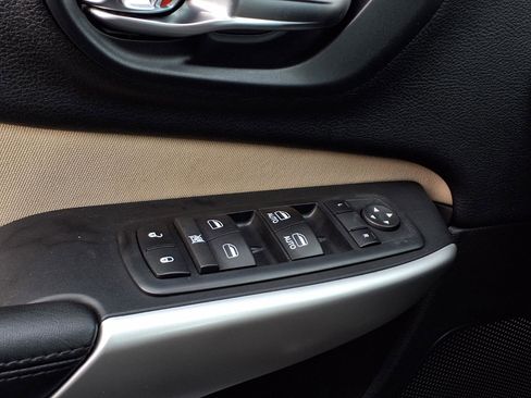 Used 2017 Jeep Cherokee Latitude FWD image 17