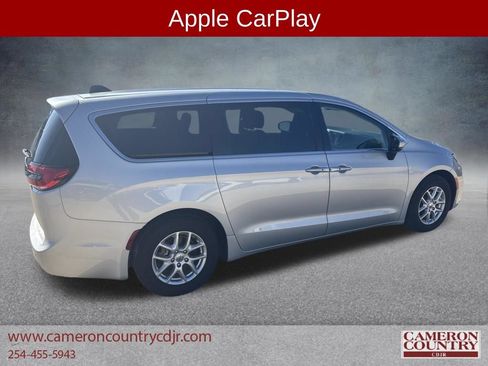 Used 2023 Chrysler Pacifica Touring-L FWD image 5