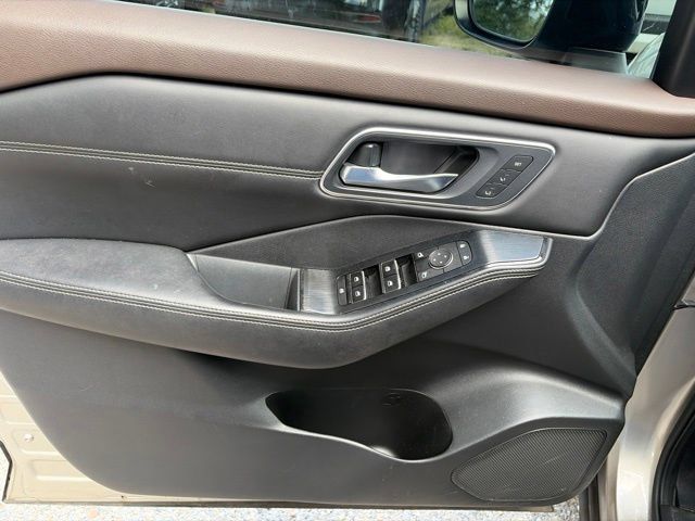 Used 2022 Nissan Rogue Platinum w/ Head-Up Display Package AWD/4WD image 29