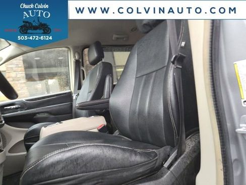 Used 2014 Chrysler Town & Country Touring image 9