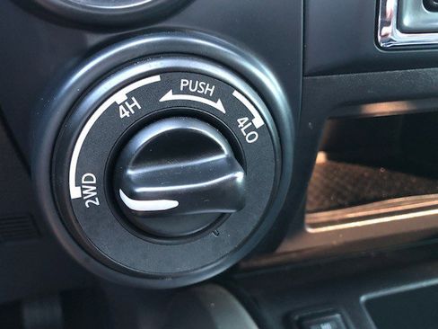 Used 2023 Nissan Titan SV w/ SV Convenience Package image 23