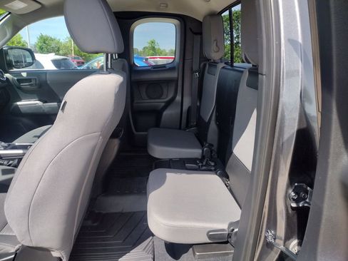 Used 2016 Toyota Tacoma SR5 w/ SR5 Appearance Package (SN) AWD/4WD image 12
