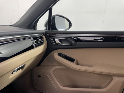 Used 2025 Porsche Macan image 14