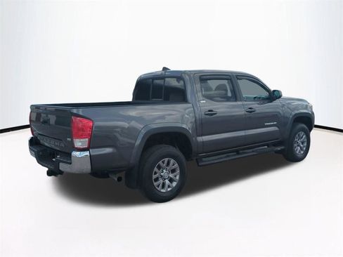 Used 2017 Toyota Tacoma SR5 w/ Tow Package RWD image 5