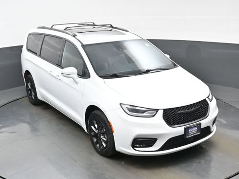 Used 2021 Chrysler Pacifica Touring-L w/ Uconnect Theater Family Group image 40