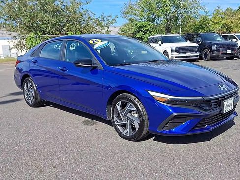 Used 2025 Hyundai Elantra Sport image 2