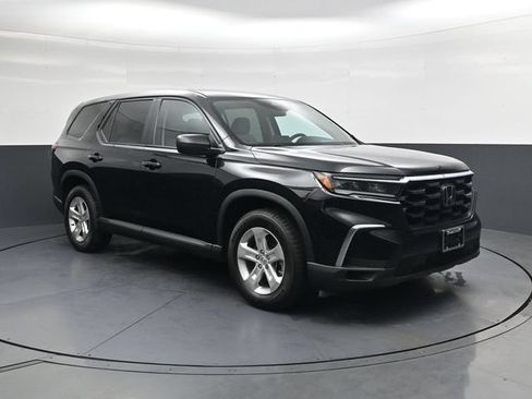 Used 2023 Honda Pilot LX image 2
