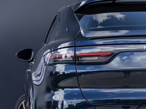 Certified 2023 Porsche Cayenne Platinum Edition AWD/4WD image 14