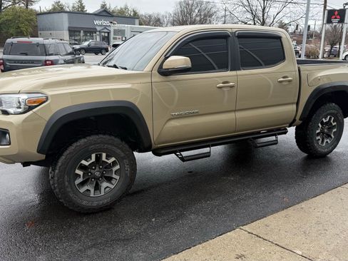 Used 2017 Toyota Tacoma TRD Off-Road w/ Premium & Technology Package image 6