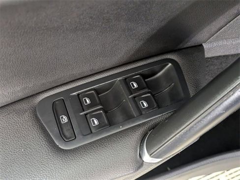 Used 2015 Volkswagen Golf SE image 16